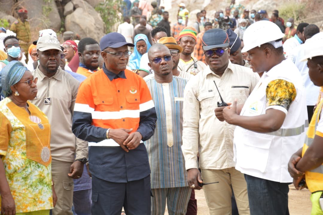 Ibrahim SANON et le Ministre de l'Énergie lors de la visite officielle du site SYA CARRIERES & MINES